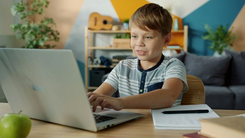 Criança em aula de inglês online, em casa (foto ilustrativa)