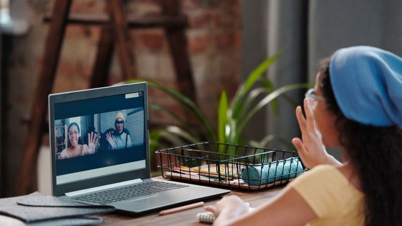 Adolescente em aula online (foto ilustrativa)